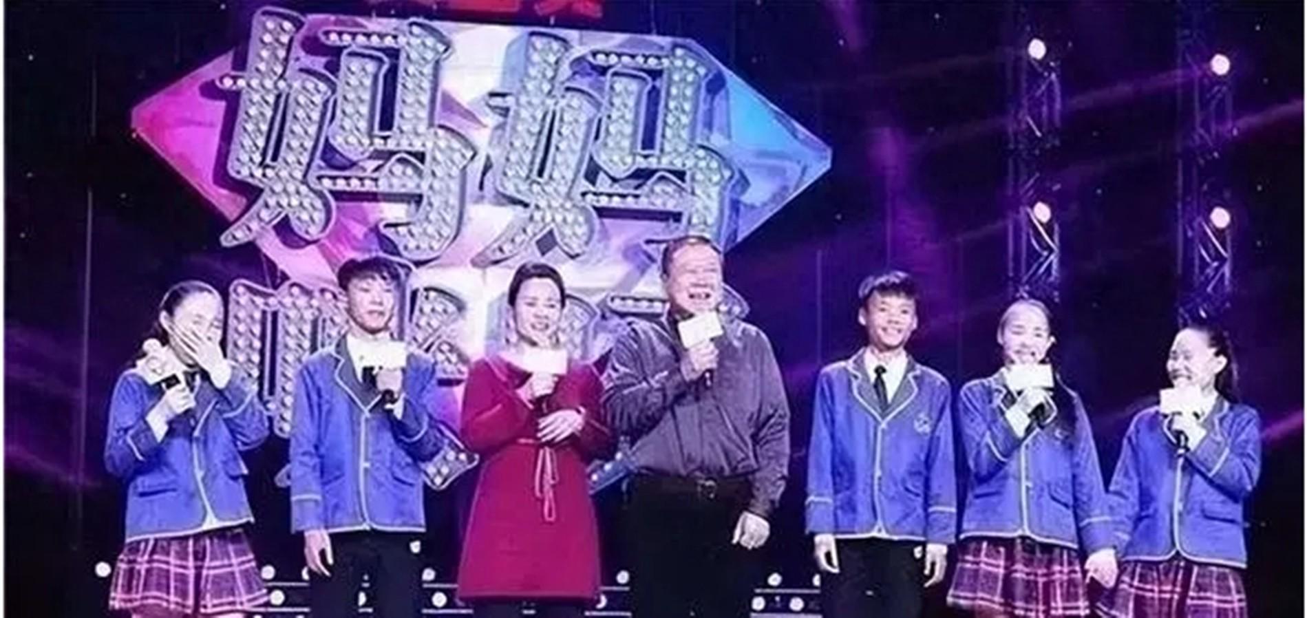 首例5胞胎长大了，父亲已劳累去世，母亲直言:如能重来一个也不要