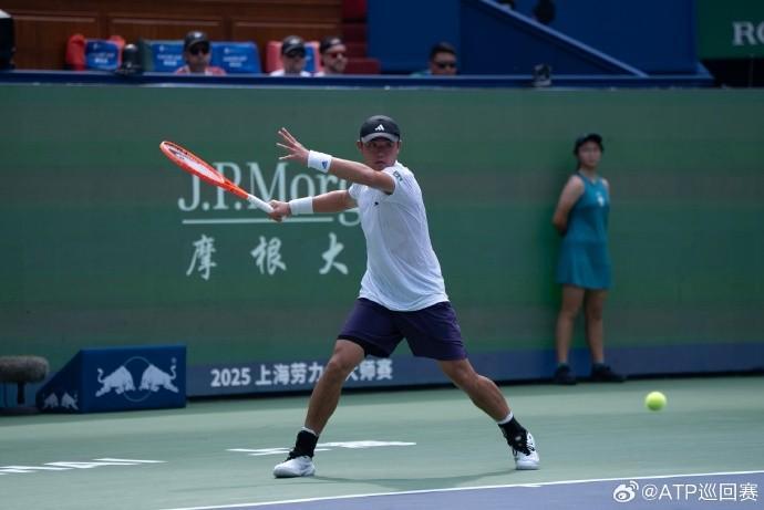 吴易昺上海大师赛首轮5-7惜败后伤退，止步首轮
