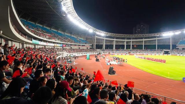 香港精装明星足球赛遂宁开赛，公安全力护航保平安