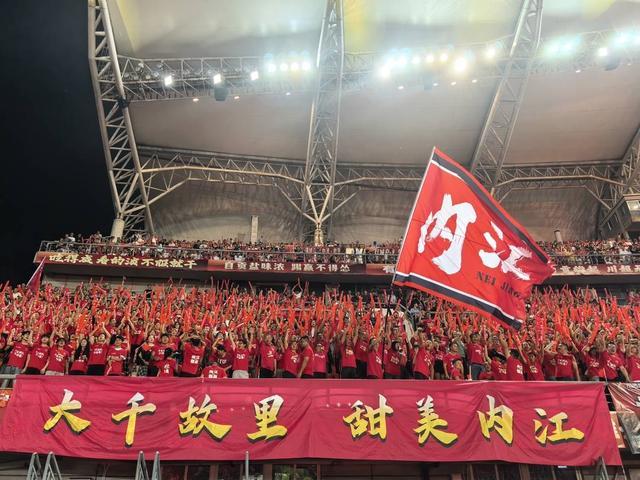 川南足球激战：自贡4-0胜内江，登顶赛区榜首