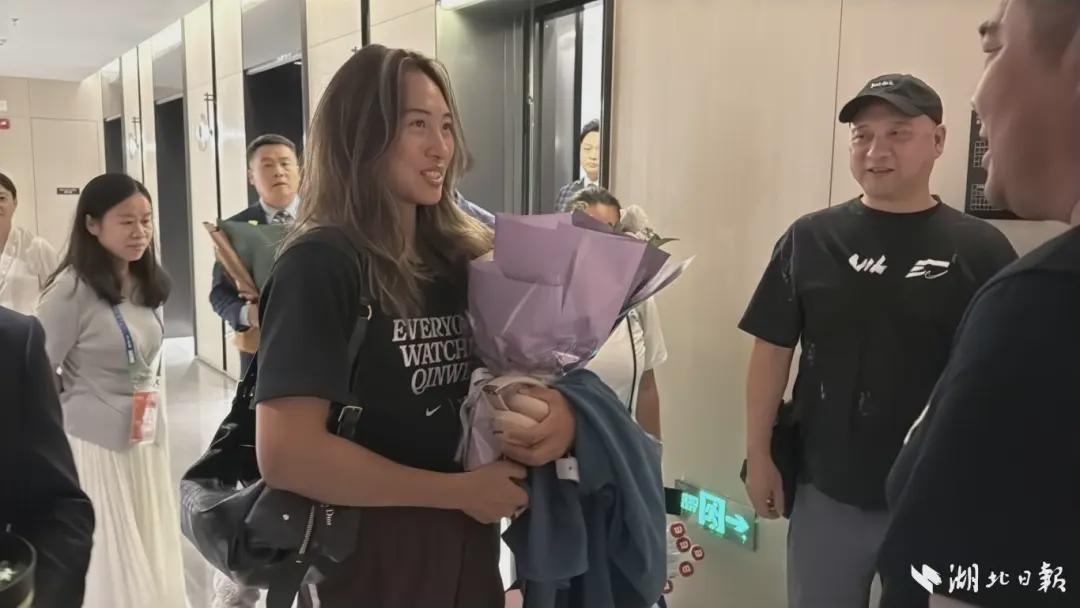 郑钦文抵达武汉，备战武网赛事引关注