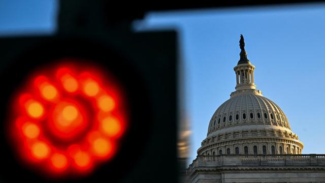 美国政府停摆首日：特朗普冻结260亿资金，党争危机加剧
