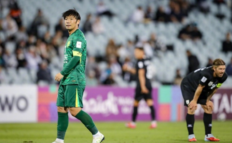 国安亚冠惨败！塞蒂恩0-3后瘫坐替补席，遭球迷怒骂下课