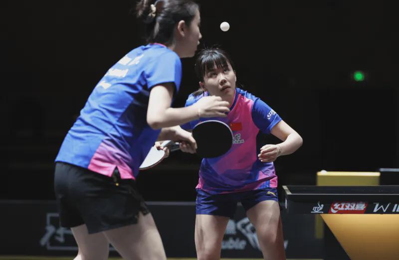 WTT中国大满贯赛：“同钱组合”3-0横扫斯佐科斯组合，强势晋级女双4强