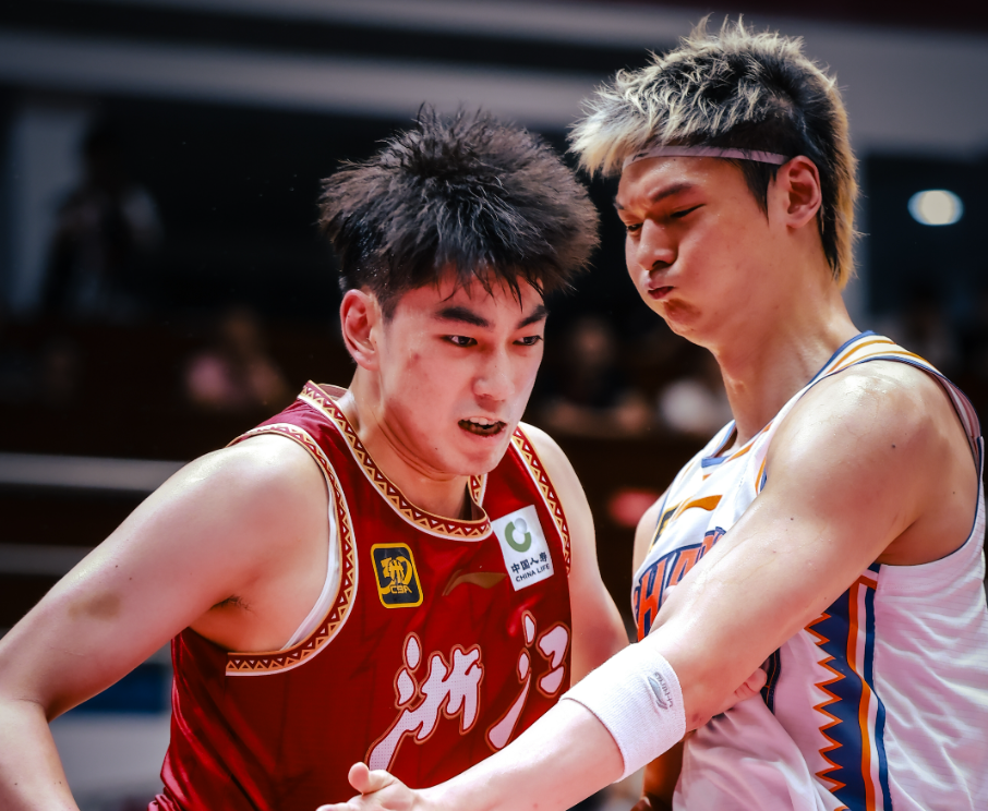上海61-76负于浙江：王哲林状态回升，张镇麟表现低迷