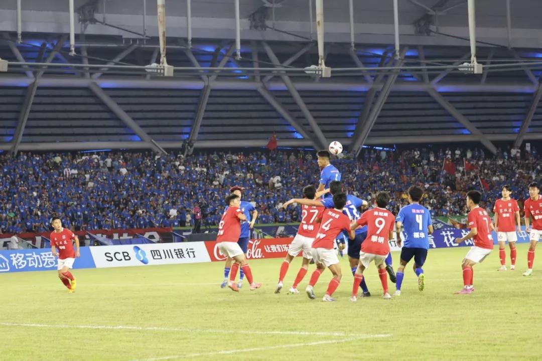 四川省城市足球联赛：乐山队3-0完胜攀枝花队，赛后共庆对手