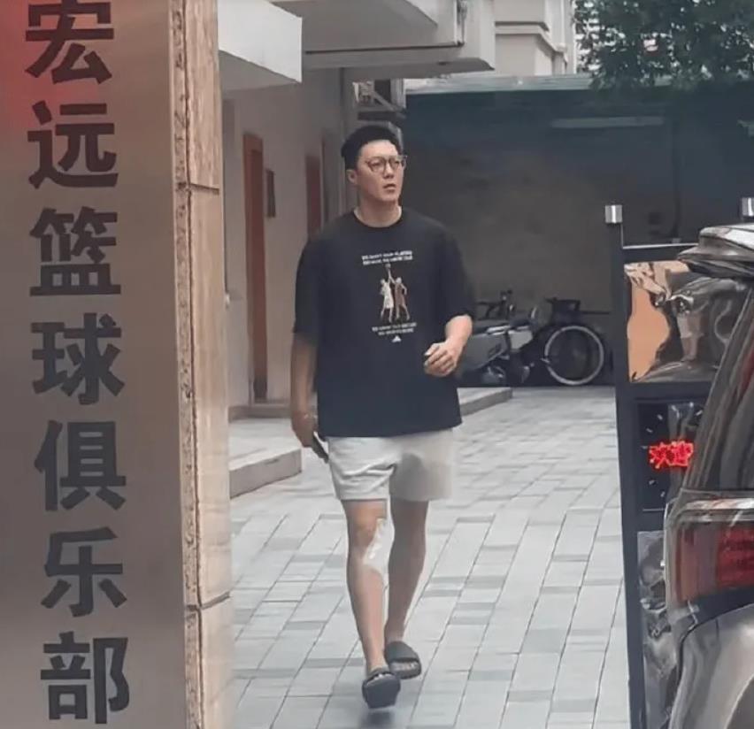 胡明轩膝盖受伤缺席粤澳赛，黄荣奇加盟同曦队引关注