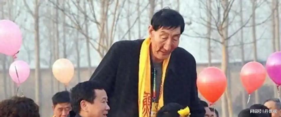 中国第一巨人鲍喜顺：不听医生劝告非要生子，现在儿子长到多高？