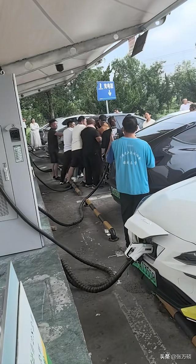 国庆高速电车充电难：车主排队打架，省油背后是心酸