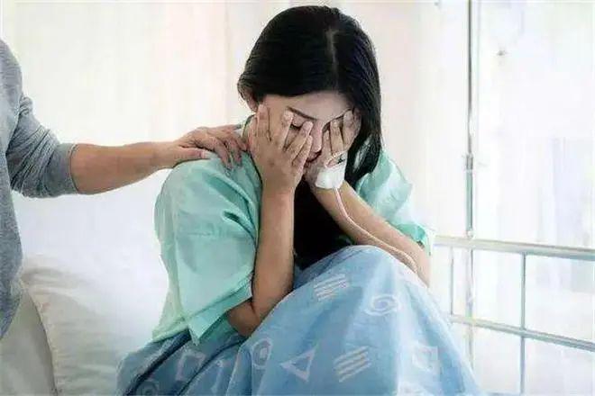 90后产妇分娩遇生理反应，男医生专业应对化解尴尬