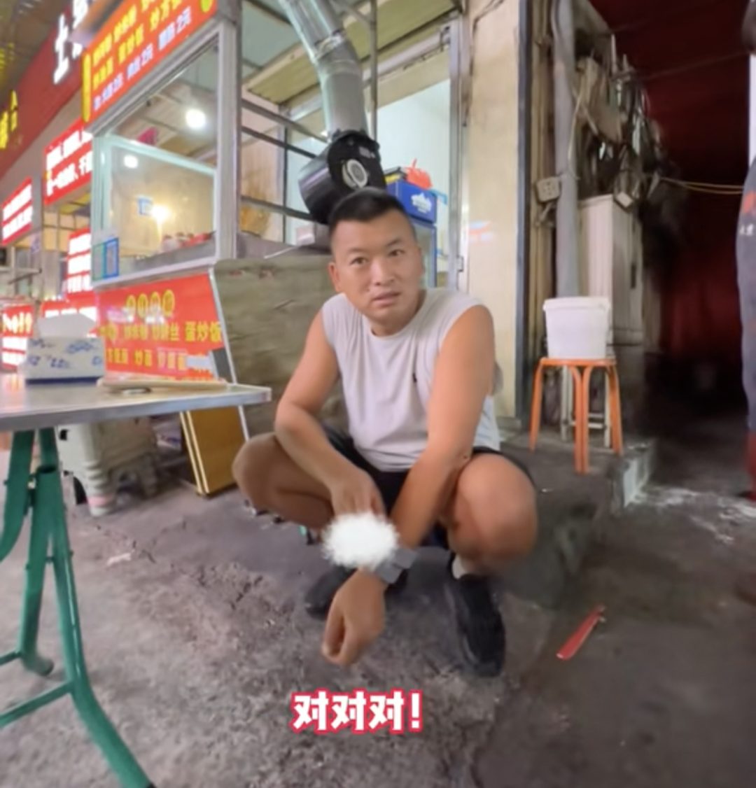 年轻人带炒粉老板家楼下出摊走红：用浪漫治愈生活焦虑