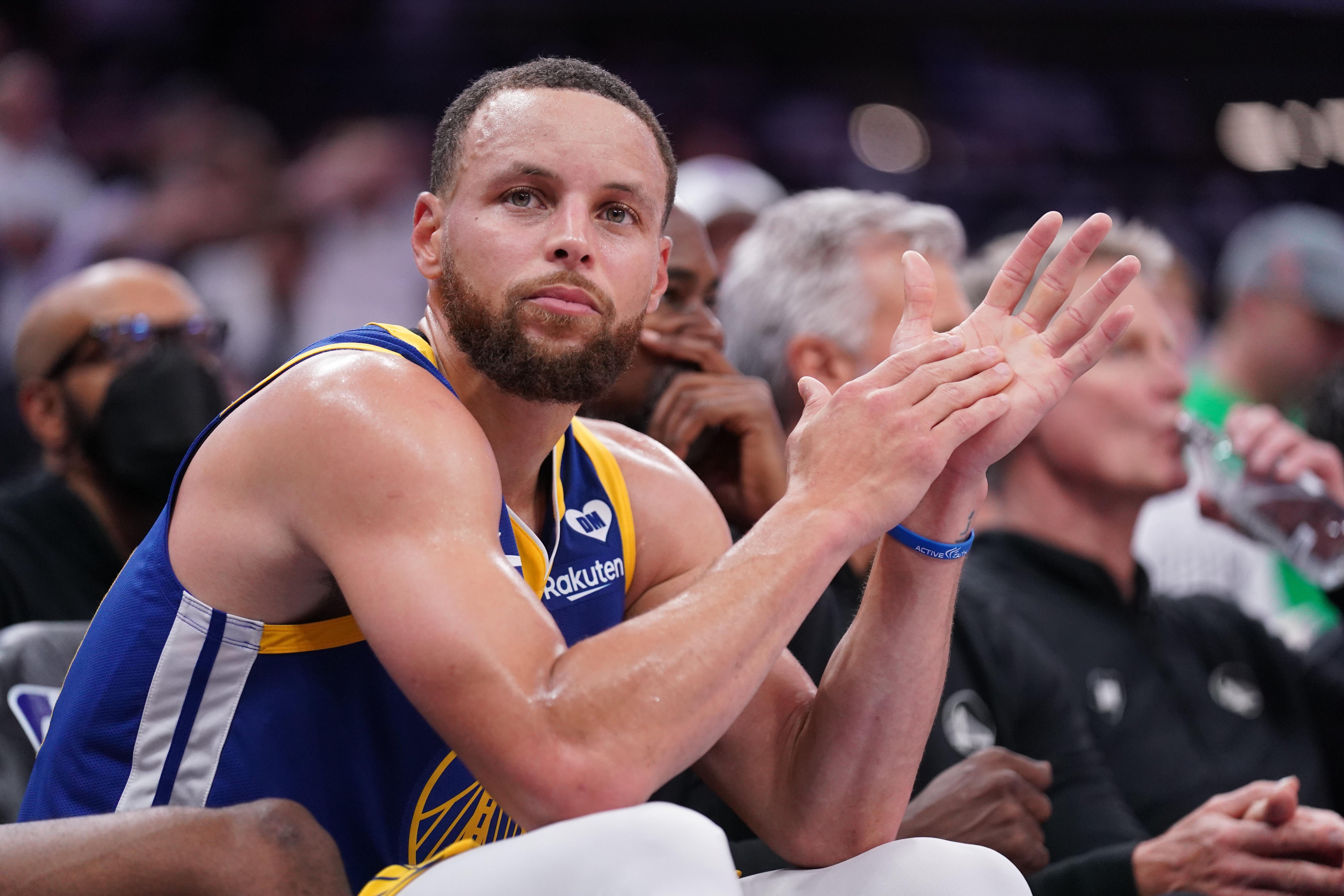 科尔解读NBA击掌新规：库里受益，外线防守打手将严格判罚