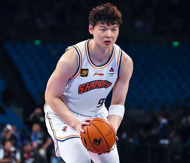 上海男篮热身赛15分惨败浙江，张镇麟低迷卢伟遭下课声