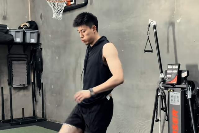 张镇麟持球受限，上海男篮本土后卫告急，卢伟面临大考