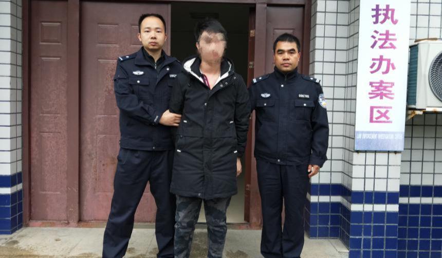 老父亲在工厂工作