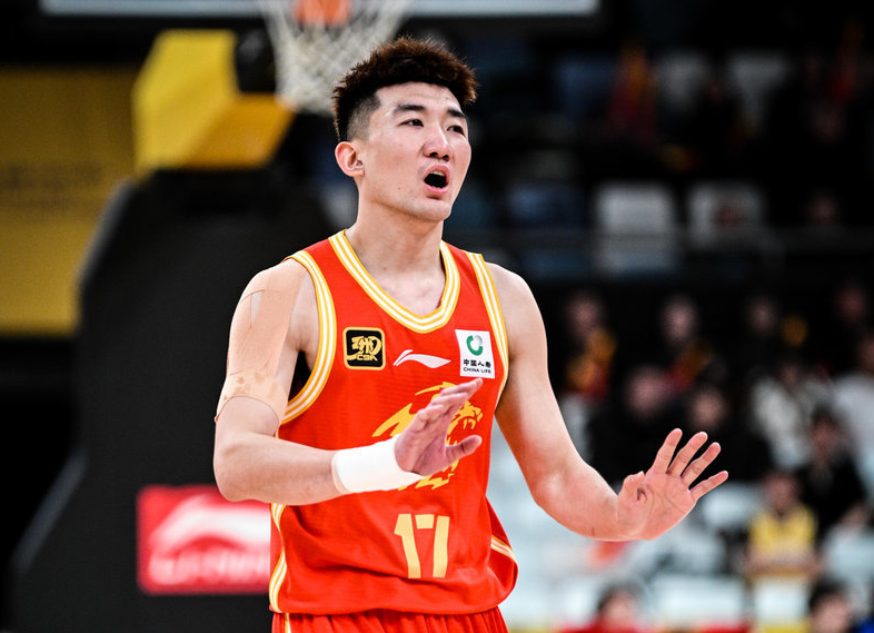 广厦男篮77-73险胜上海男篮：孙铭徽低迷仅2分，王哲林16分难救主
