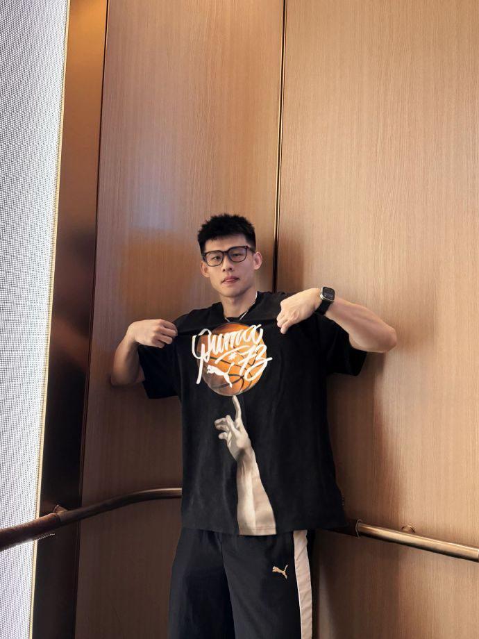 辽宁球迷大妈认错球员！王岚嵚尴尬回应：我不是鄢手骐