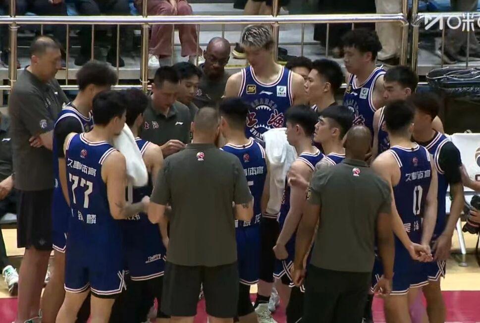 上海男篮73-77惜败广厦，王哲林偰李永炜合力砍分难救主