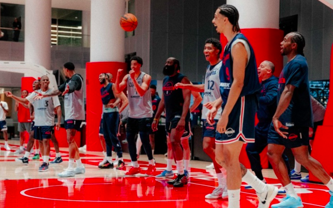 快船训练营氛围佳！小卡状态佳笑容多，比尔康复中，哈登乐享新阵容