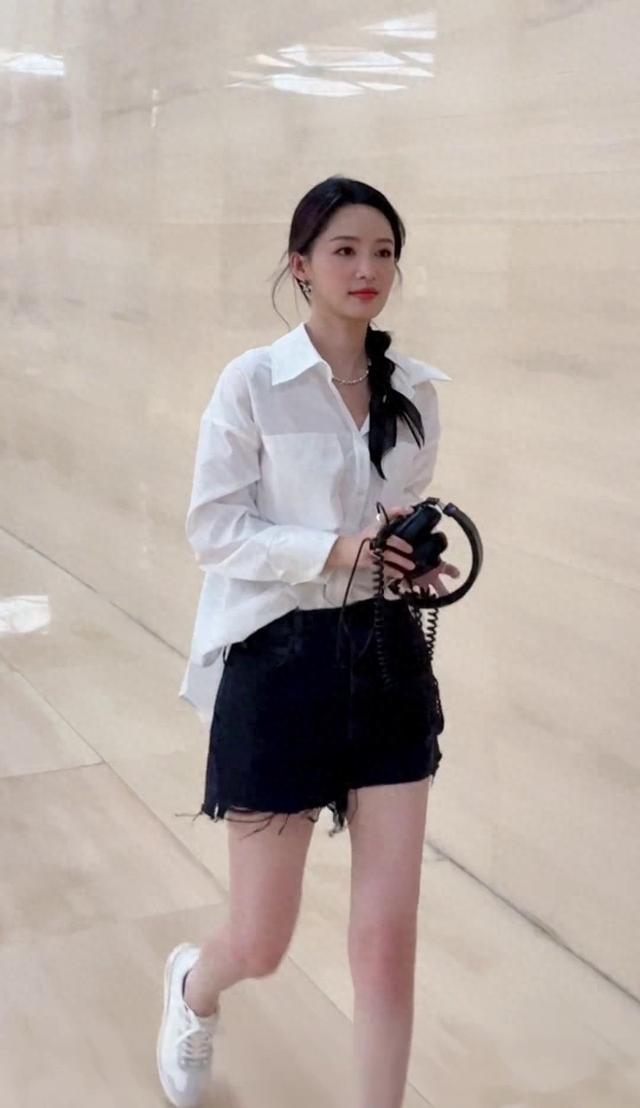 李沁浓妆造型引热议，风风火火现身惊艳全场