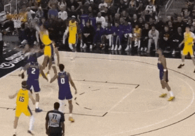 湖人新星海斯爆发！NBA季前赛首秀隔扣布克引热议