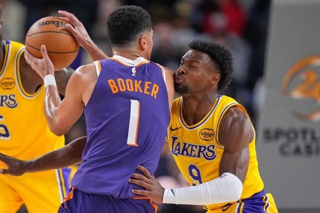 NBA季前赛：湖人81-103负于太阳，里夫斯20分布朗尼12中1