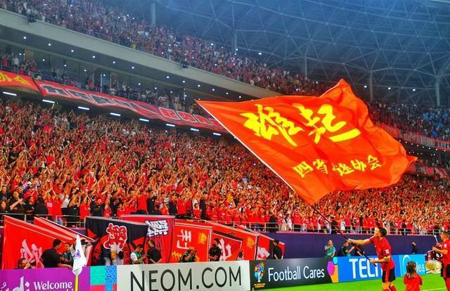 亚冠赛场大放异彩！成都蓉城主场4万人见证东亚第一球市