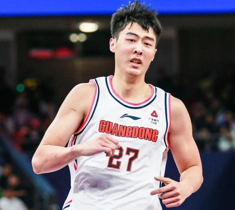 广东男篮旧将征战野球场，张博源又砍25分，崔晓龙13+5+3找回状态