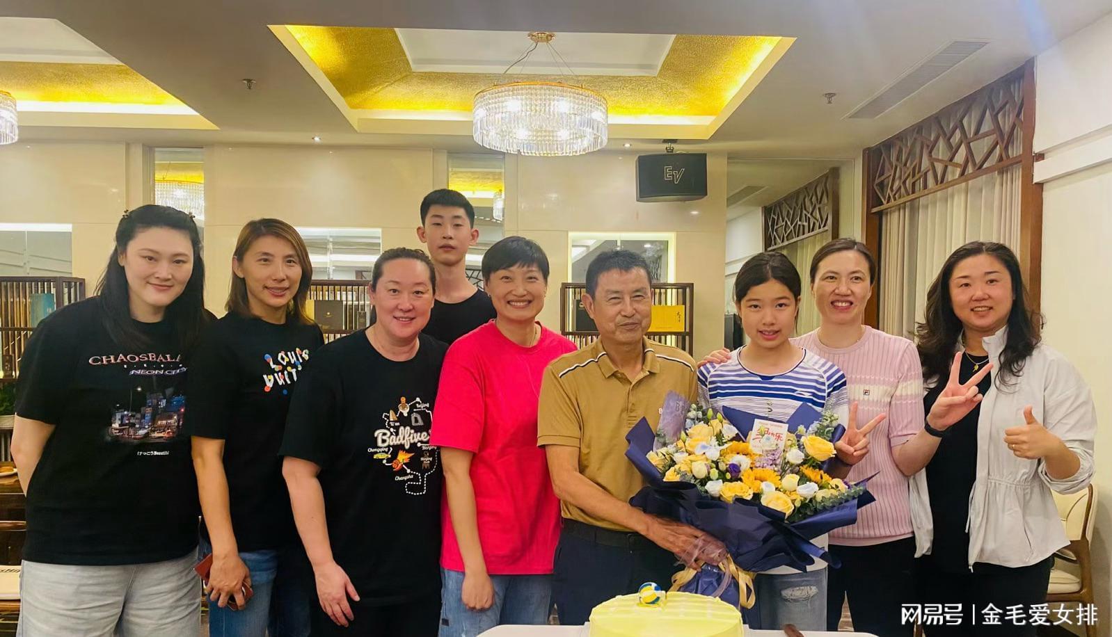 杨昊晒照：周苏红冯坤等黄金一代携子女与陈忠和团聚