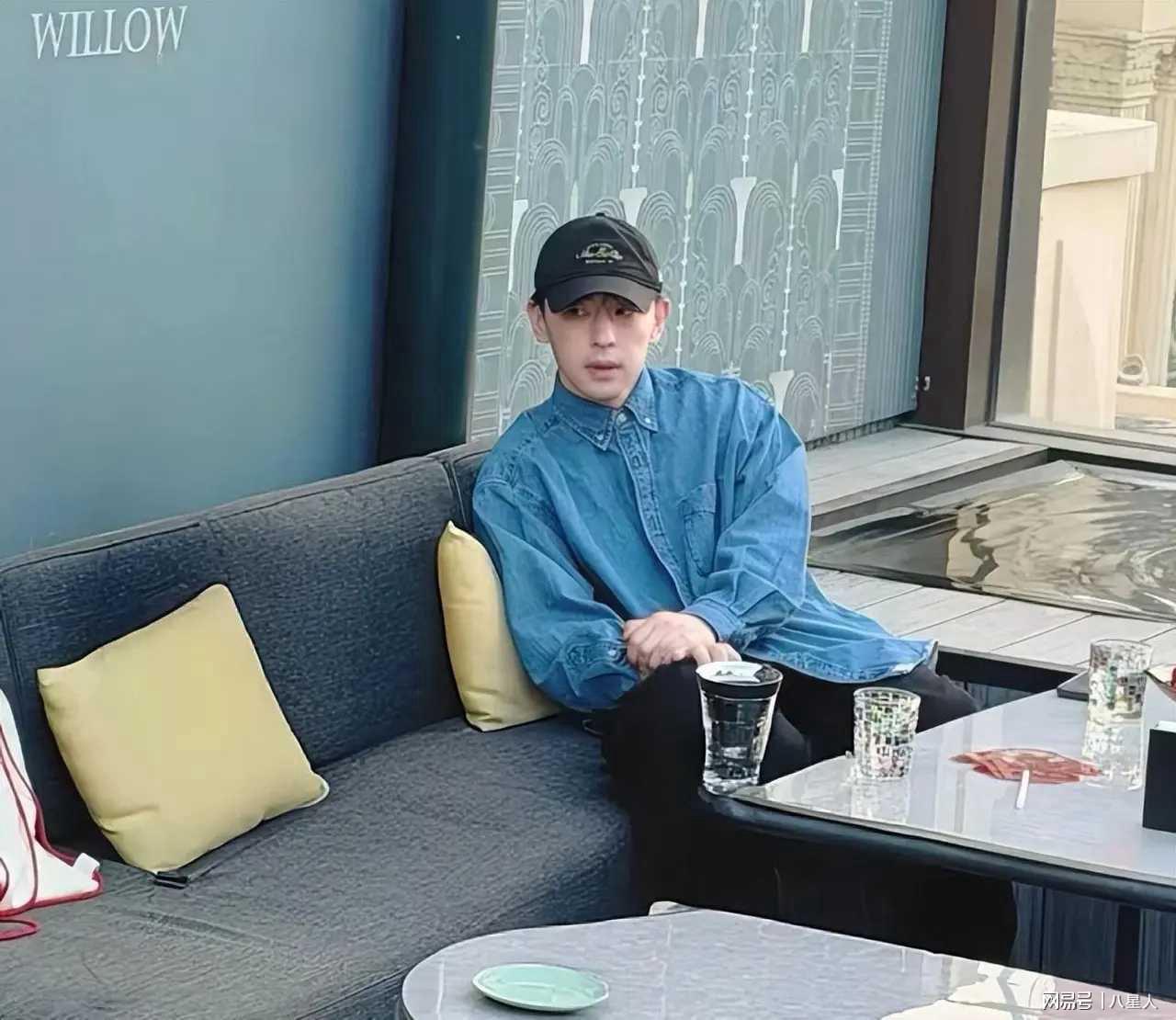 33岁邓伦素颜现身状态引热议，与经纪人咖啡局显愁容
