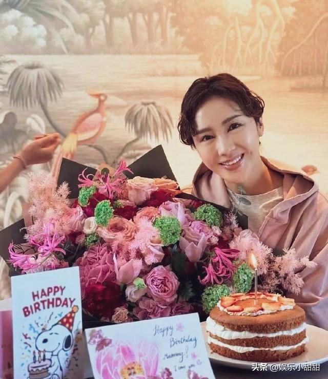 黎姿54岁生日派对曝光，残疾弟弟状态佳，老公浪漫送花引热议