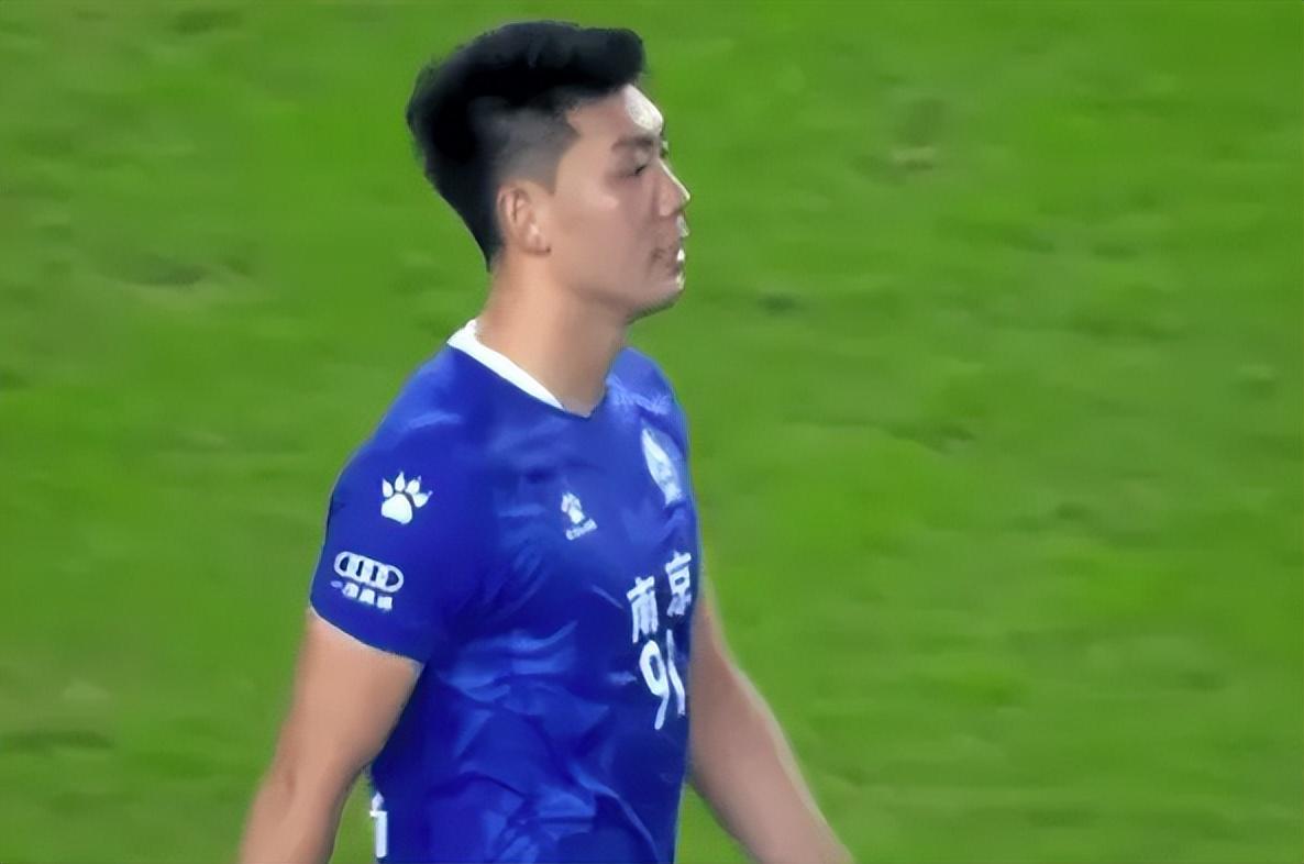 中超球员冯伯元苏超表现引争议：补时送点+点球失手险酿大祸