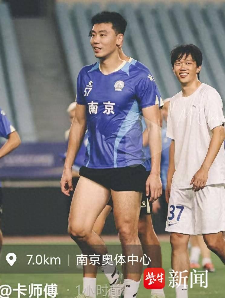 央视直播聚焦！谢鹏飞现身南京奥体，苏超四强赛引爆关注