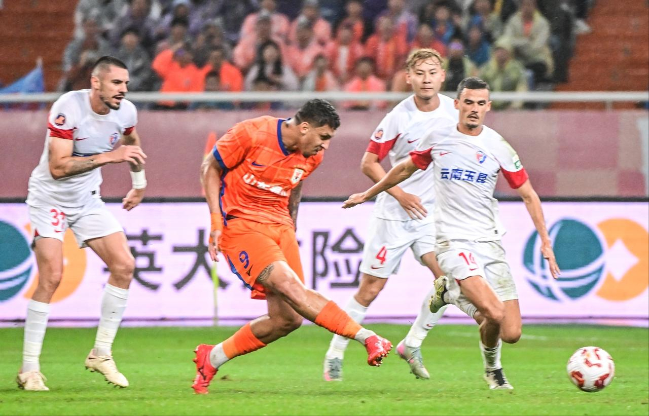 1-1平局！泰山战云南玉昆，中国香港新星1分钟建功，韩鹏换人显奇效