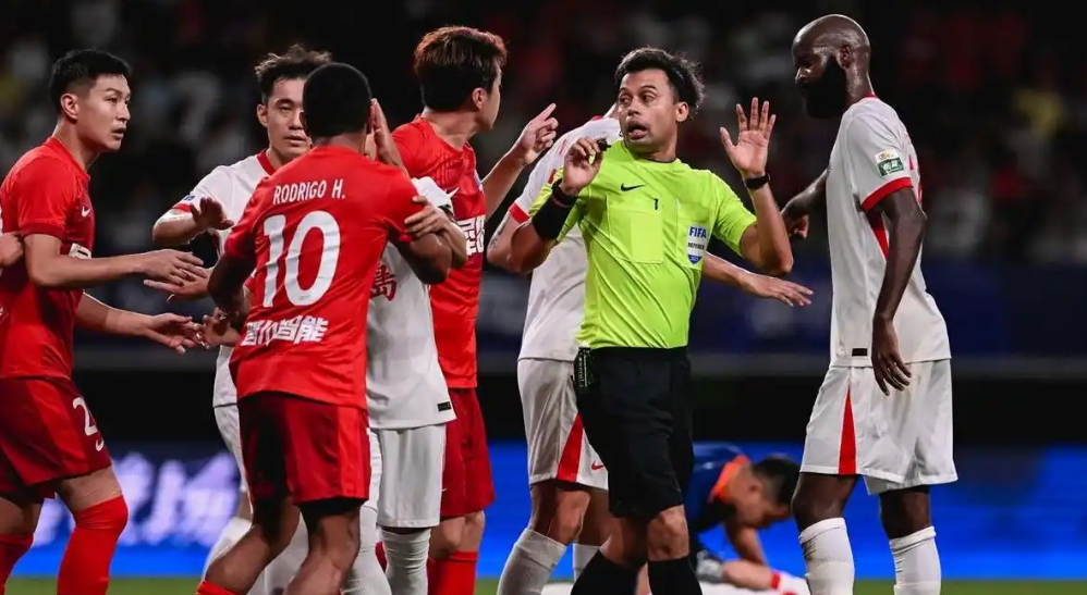 梅州客家1-0险胜保级，青岛海牛或降级中甲，李霄鹏成焦点