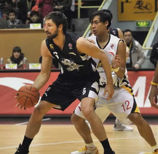 CBA传奇外援弗罗曼：泳池溺亡背后的疯狂人生