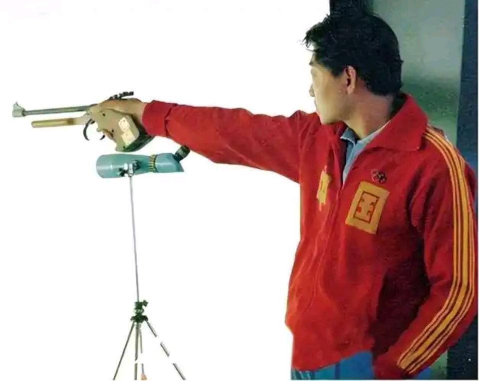 许海峰皮鞋夺冠！中国奥运首金背后的领奖服趣事