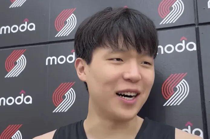 杨瀚森NBA首秀：2+1惊艳全场，克林根肘击引热议