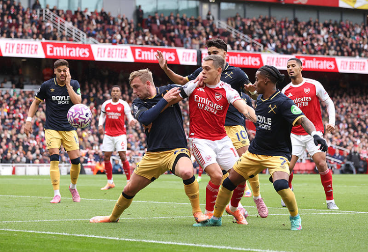 阿森纳2-0力克西汉姆联 萨卡点射赖斯建功登顶英超榜首