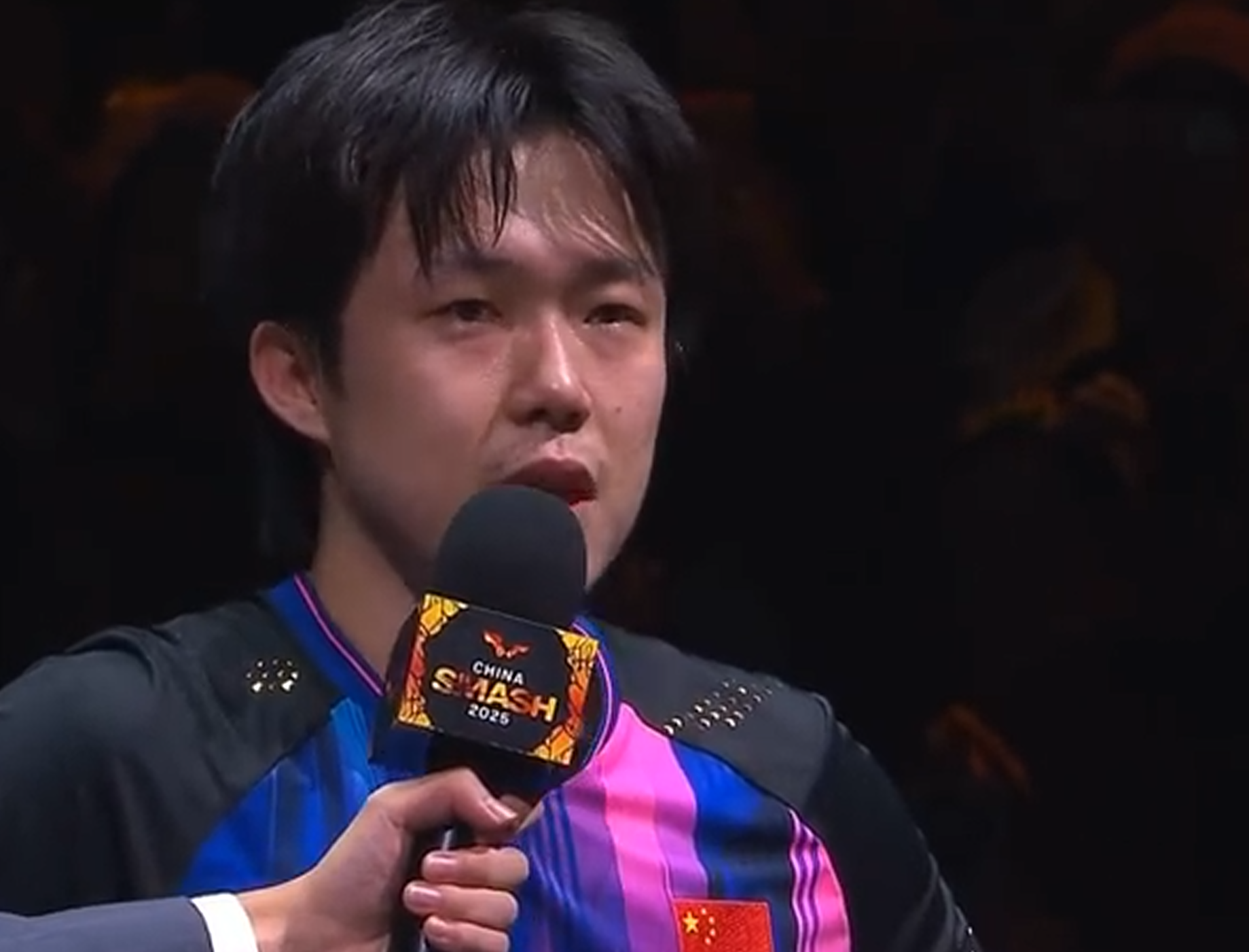 王楚钦4-0横扫勒布伦夺冠，赛后采访透露3冠艰辛与使命感