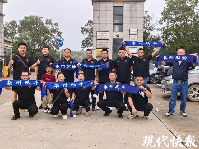 泰州球迷跨越400公里赴淮海战役纪念馆，祭奠英烈传承红色精神