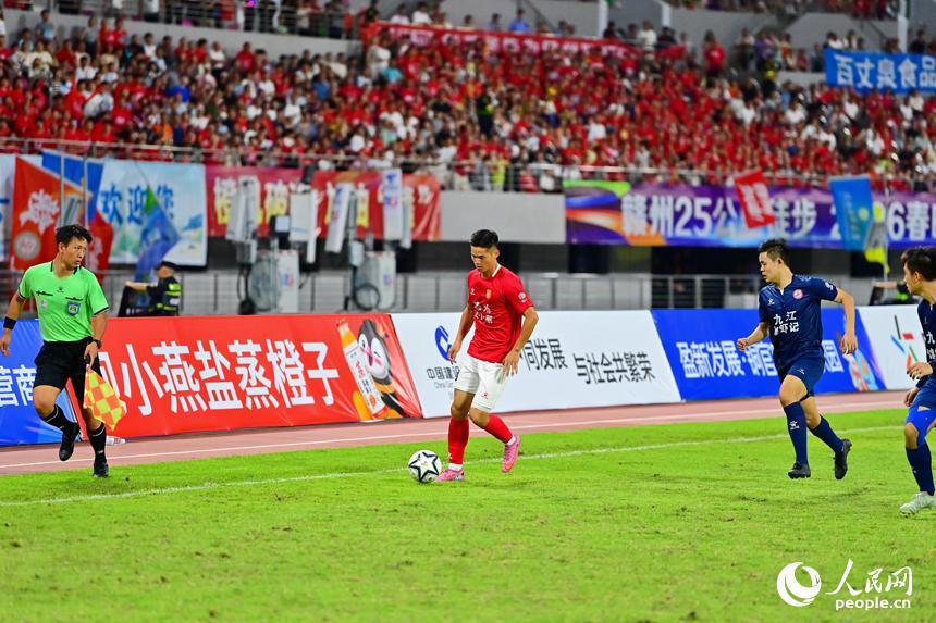 赣超半决赛首回合：赣州队1-1战平九江队，球迷热情高涨