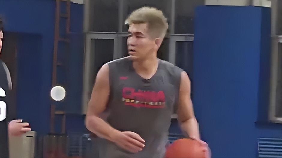 郭艾伦休赛期动态：辽篮训练引猜测，与美女热舞成焦点