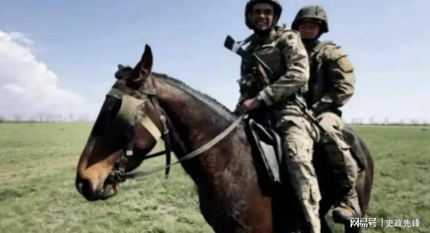 俄军重启骑兵突击队首战全军覆没，现代战场骑兵何去何从？