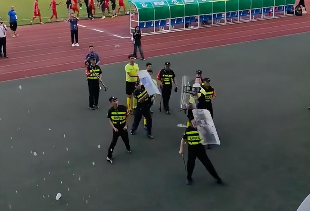 中乙赛场惊现冲突：球迷怒扔水瓶 裁判抱头逃离