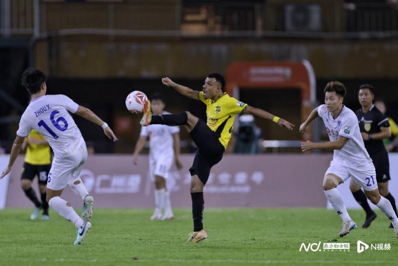 广州豹球员庆祝进球