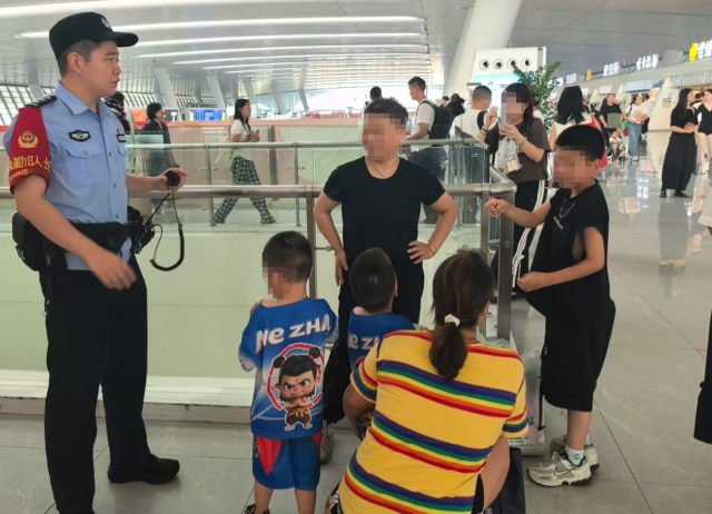 抱走孩子的是报警人远亲