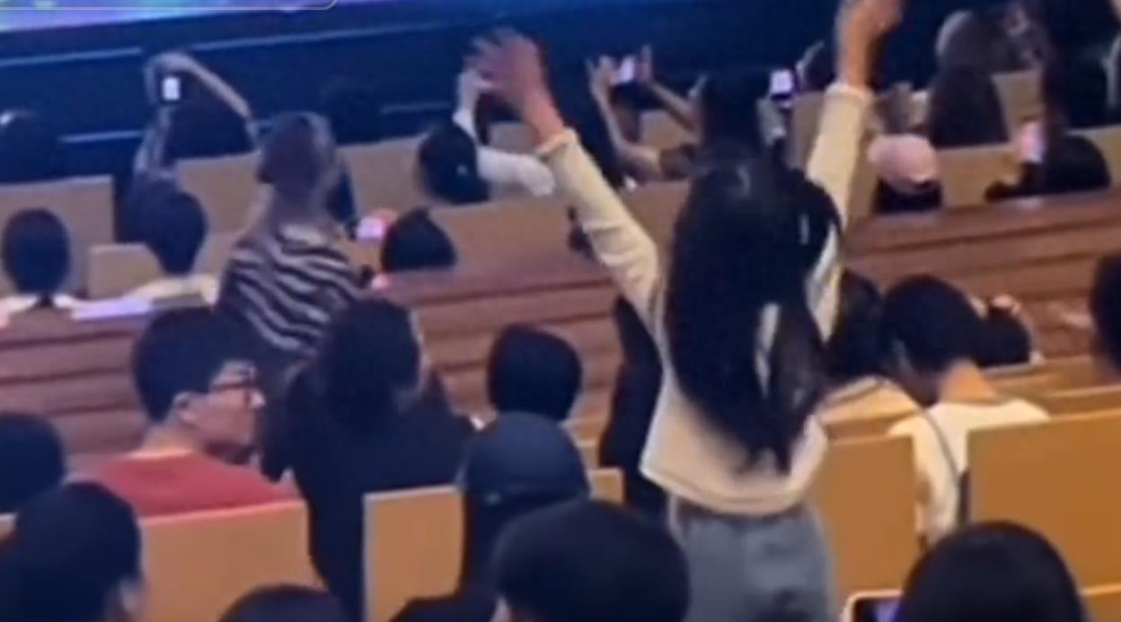 董璇携女儿探班张维伊，暖心互动引网友点赞