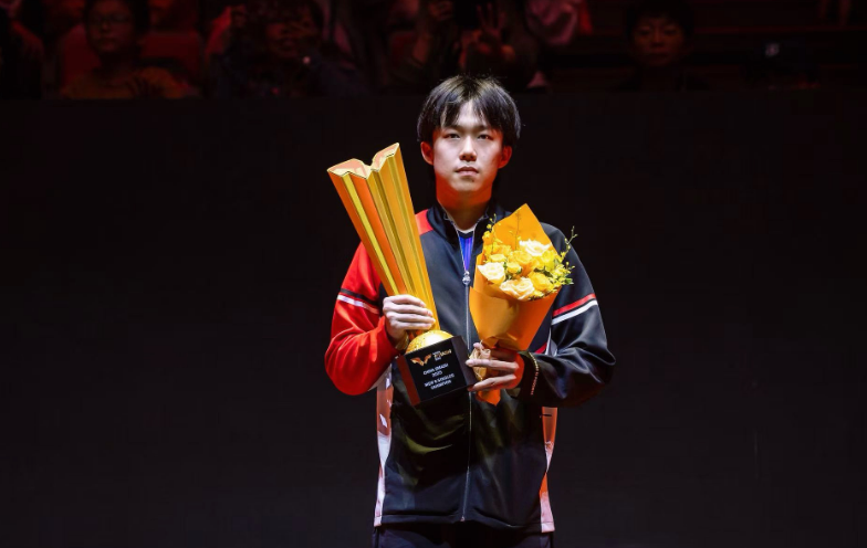 王楚钦WTT中国大满贯三冠加冕 中秋送祝福引热议