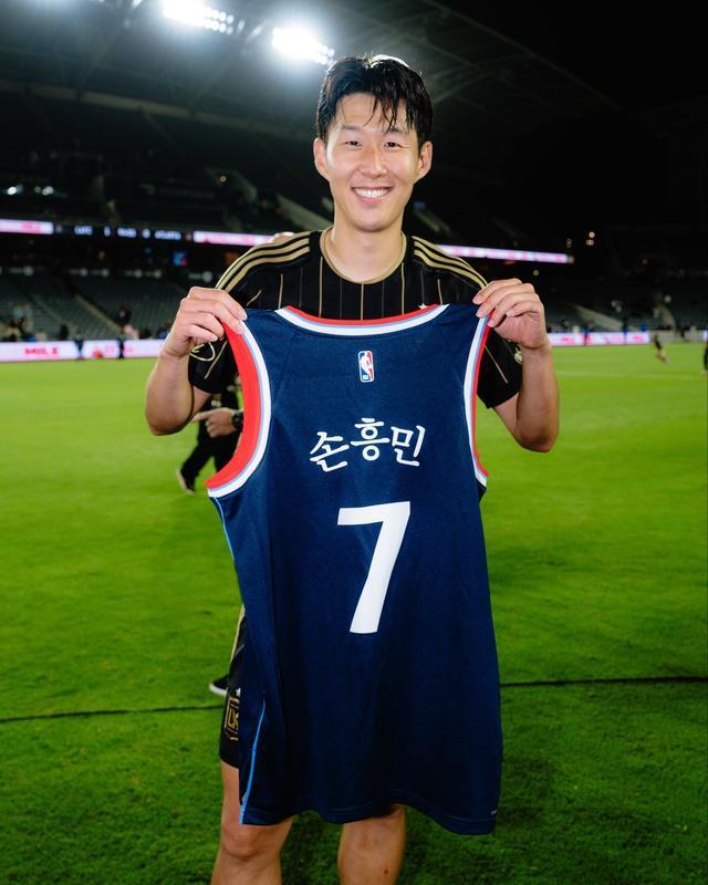祖巴茨领衔快船球员观战洛杉矶FC，孙兴慜获赠专属韩文球衣